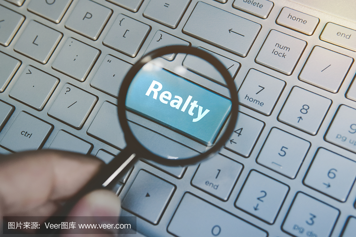 放大藍(lán)色按鈕Realty通過放大鏡查看鍵盤背景。互聯(lián)網(wǎng)財產(chǎn)搜索服務(wù)的概念。在網(wǎng)上尋找地產(chǎn)代理信息。電腦搜索房地產(chǎn)經(jīng)紀(jì)人。